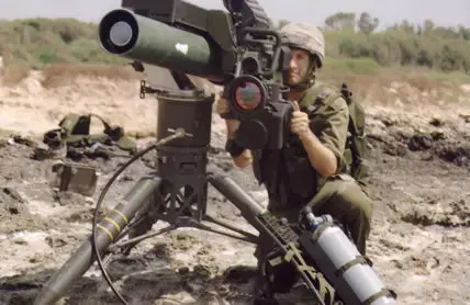 חייל יורה טיל נגד טנקים מסוג ספייק בייצור רפאל (אתר רשמי , מתוך אתר רפאל) חייל יורה טיל נגד טנקים מסוג ספייק בייצור רפאל (אתר רשמי , מתוך אתר רפאל)