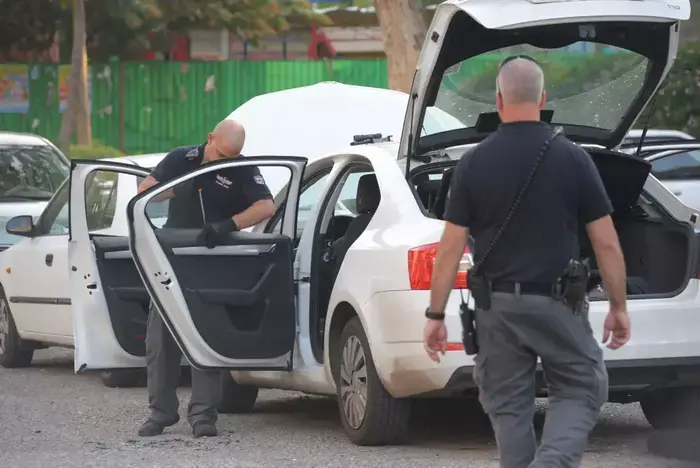 חבלנים בזירת המטענים ברחוב משה סנה בבת ים, נובמבר 2014 (ראובן קסטרו) חבלנים בזירת המטענים ברחוב משה סנה בבת ים, נובמבר 2014 (ראובן קסטרו)