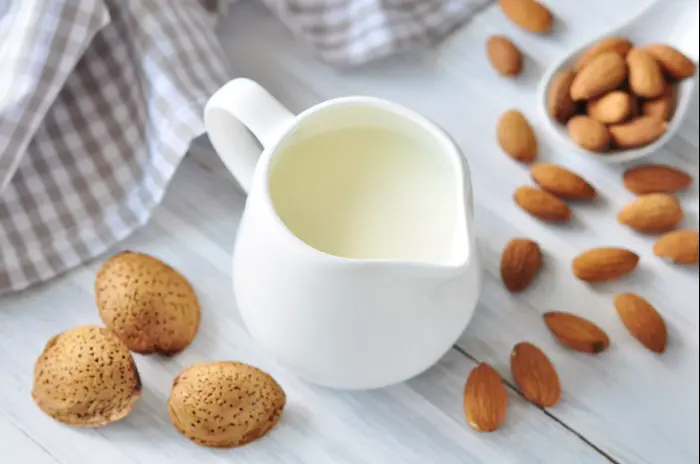 חלב שקדים (ShutterStock) חלב שקדים (ShutterStock)