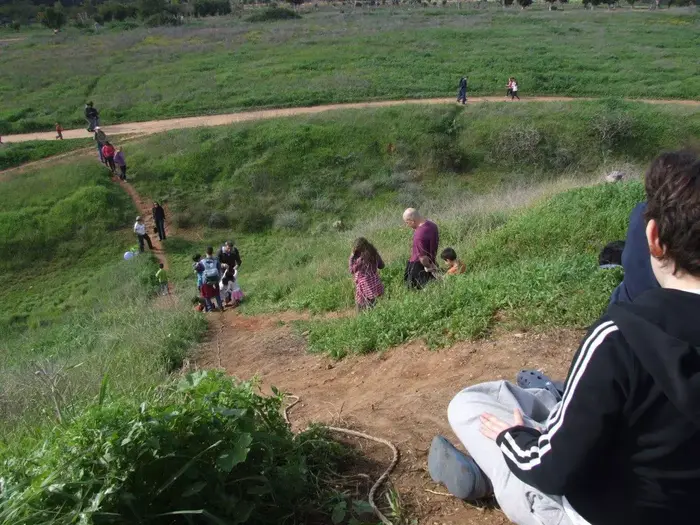 ילד מביט מראש גבעה ירוקה על מטיילים (יח"צ , צילום: איל שפירא) ילד מביט מראש גבעה ירוקה על מטיילים (יח"צ , צילום: איל שפירא)