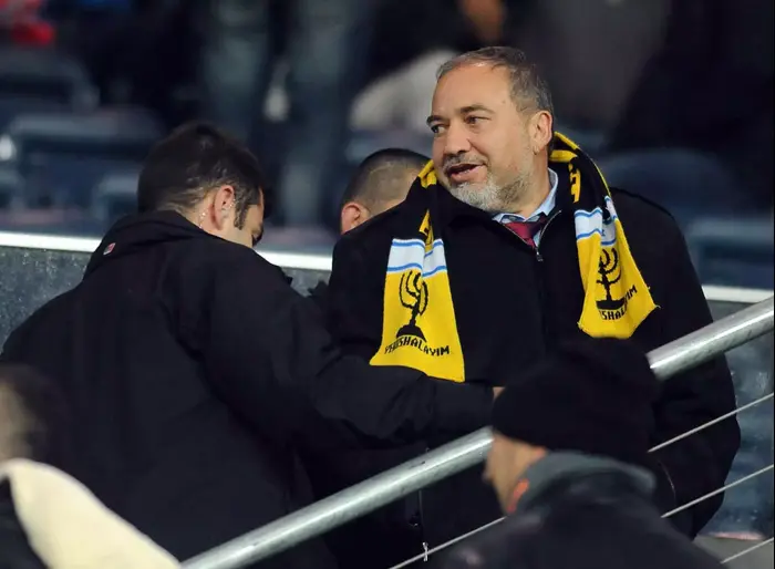 אביגדור ליברמן במשחק של בית"ר ירושלים (ברני ארדוב) אביגדור ליברמן במשחק של בית"ר ירושלים (ברני ארדוב)