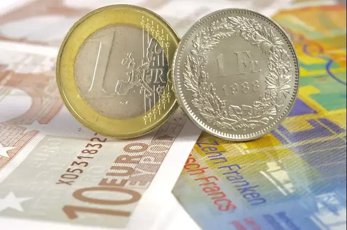 שטרות ומטבעות של פרנק שווייצרי ויורו (ShutterStock) שטרות ומטבעות של פרנק שווייצרי ויורו (ShutterStock)