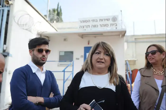 שולה זקן משתחררת מכלא נווה תרצה (ראובן קסטרו) שולה זקן משתחררת מכלא נווה תרצה (ראובן קסטרו)