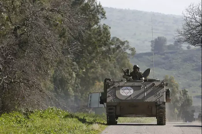 אמבולנס צבאי נע במהלך חילופי אש בין צה"ל לאנשי חיזבאללה בזמן הסלמה בגבול הצפון 28 בינואר 2015 (רויטרס) אמבולנס צבאי נע במהלך חילופי אש בין צה"ל לאנשי חיזבאללה בזמן הסלמה בגבול הצפון 28 בינואר 2015 (רויטרס)