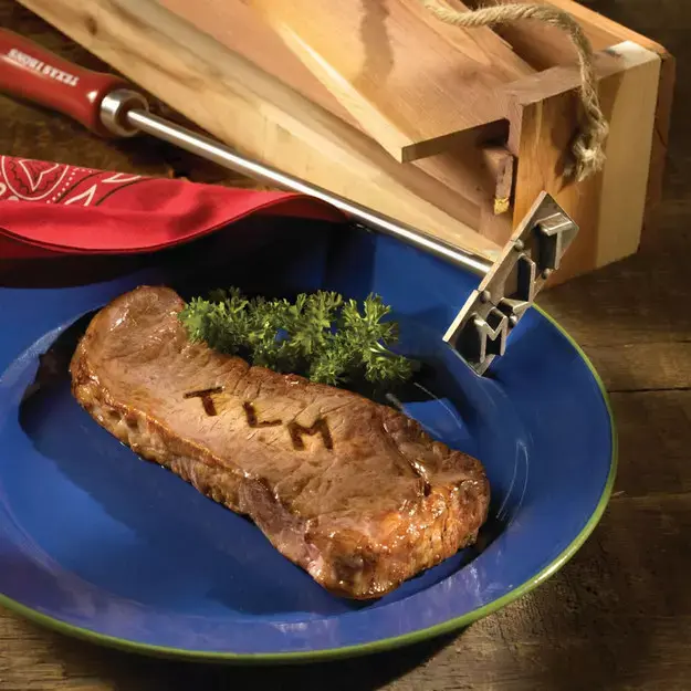 חותמת צריבה על סטייק (יח"צ , hammacher.com) חותמת צריבה על סטייק (יח"צ , hammacher.com)