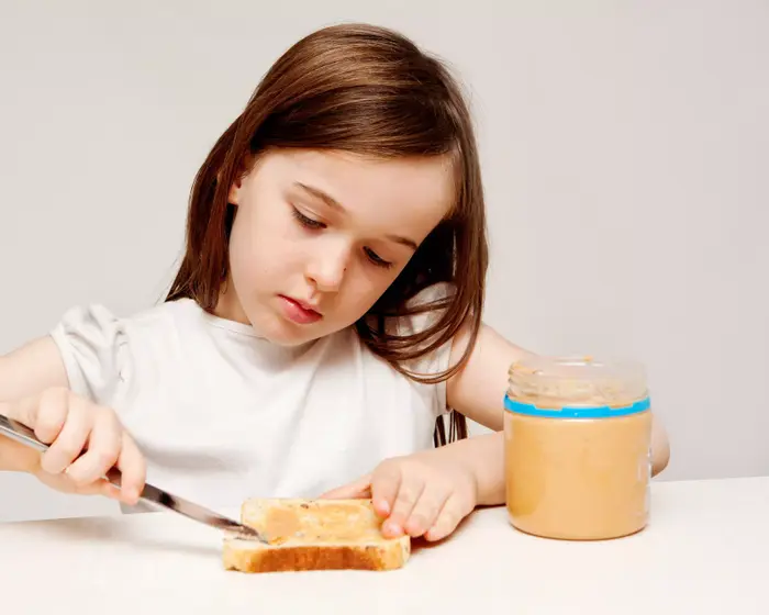 ילדה אוכל סנדביץ' (ShutterStock) ילדה אוכל סנדביץ' (ShutterStock)