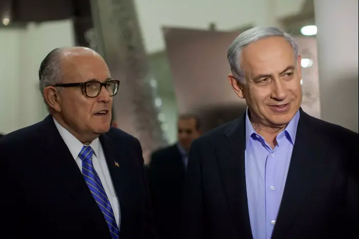 ראש הממשלה בנימין נתניהו ורודולף ג'וליאני ראש עיריית ניו יורק לשעבר בסיור במרכז מורשת בגין בירושלים, ינואר 2015 (מערכת וואלה! NEWS , יונתן זינדל) ראש הממשלה בנימין נתניהו ורודולף ג'וליאני ראש עיריית ניו יורק לשעבר בסיור במרכז מורשת בגין בירושלים, ינואר 2015 (מערכת וואלה! NEWS , יונתן זינדל)