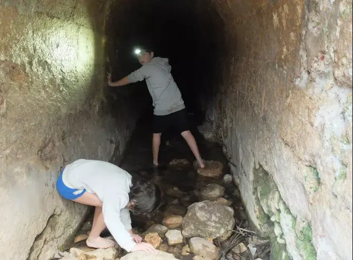 ילד יחף עם פנס ראש בניקבת עין תנור (מערכת וואלה! NEWS , איל שפירא) ילד יחף עם פנס ראש בניקבת עין תנור (מערכת וואלה! NEWS , איל שפירא)