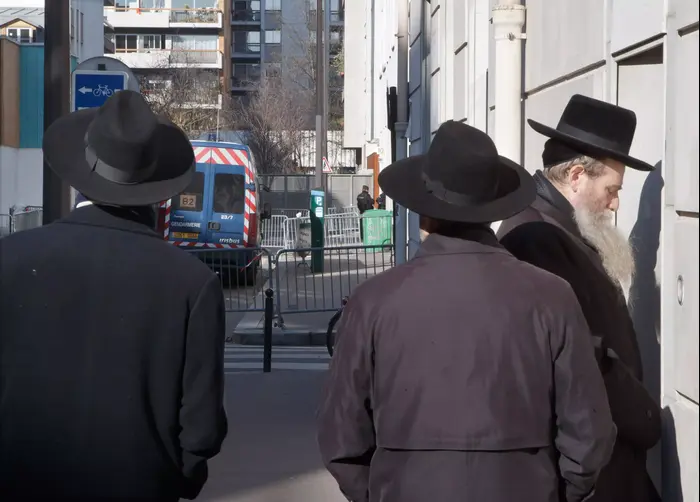 יהודים בביתם, סמוך למערת "שרלי הבדו", פריז, פברואר 2015 (AP) יהודים בביתם, סמוך למערת "שרלי הבדו", פריז, פברואר 2015 (AP)