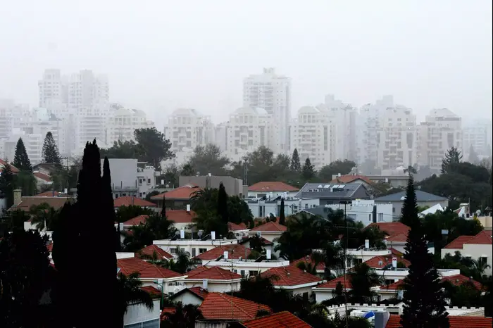 אובך בגבעת שמואל ליד פתח תקווה, פברואר 2015 (ראובן קסטרו) אובך בגבעת שמואל ליד פתח תקווה, פברואר 2015 (ראובן קסטרו)