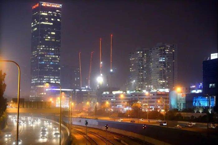 מזג אוויר סוער, תל אביב. פברואר 2015 (ראובן קסטרו) מזג אוויר סוער, תל אביב. פברואר 2015 (ראובן קסטרו)