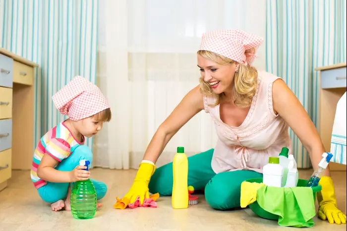 אישה וילדה מנקות (ShutterStock) אישה וילדה מנקות (ShutterStock)