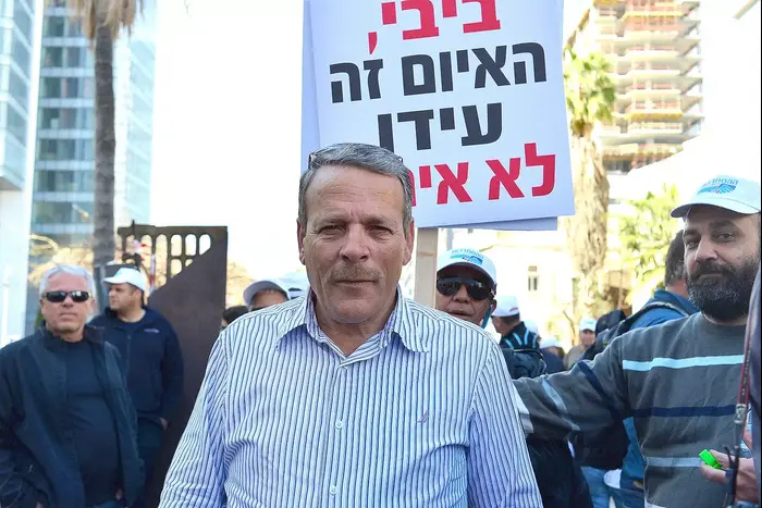 ארמונד לנקרי, יו"ר ועד העובדים של מפעלי ים המלח בהפגנה של העובדים בשרות רוטשילד, מרץ 2015 (ניב אהרונסון) ארמונד לנקרי, יו"ר ועד העובדים של מפעלי ים המלח בהפגנה של העובדים בשרות רוטשילד, מרץ 2015 (ניב אהרונסון)