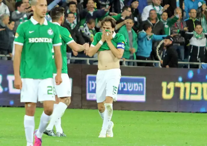 יוסי בניון שחקן מכבי חיפה בוכה לאחר שכבש שער (אדריאן הרבשטיין) יוסי בניון שחקן מכבי חיפה בוכה לאחר שכבש שער (אדריאן הרבשטיין)