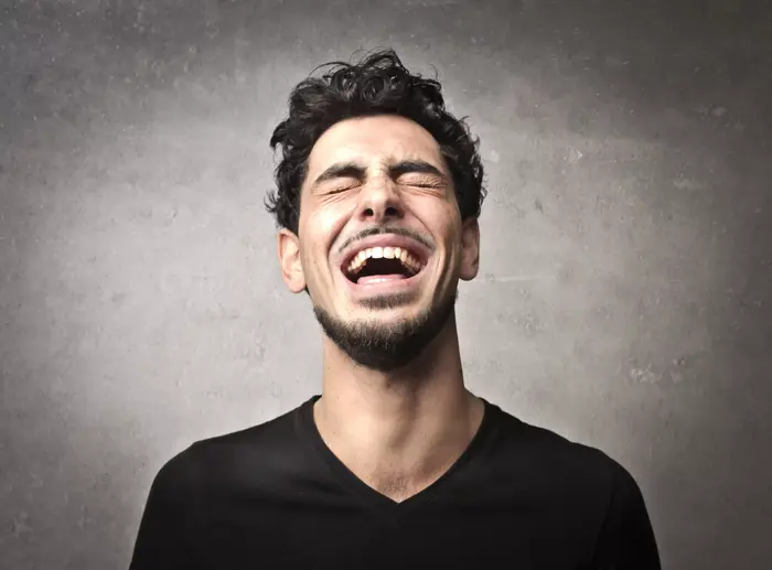 גבר צוחק (ShutterStock)