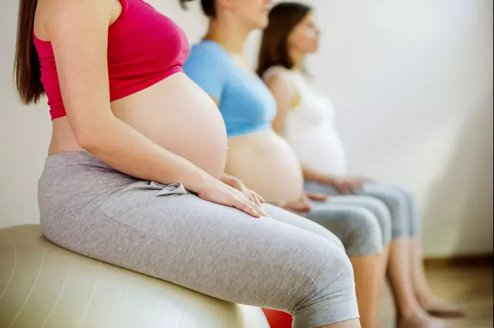 נשים בהיריון מתאמנות על כדור פיזיו (ShutterStock) נשים בהיריון מתאמנות על כדור פיזיו (ShutterStock)