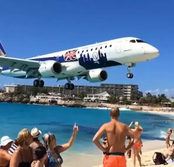 נחיתה בשדה מהאו ביץ' סן מרטין (צילום מסך) נחיתה בשדה מהאו ביץ' סן מרטין (צילום מסך)