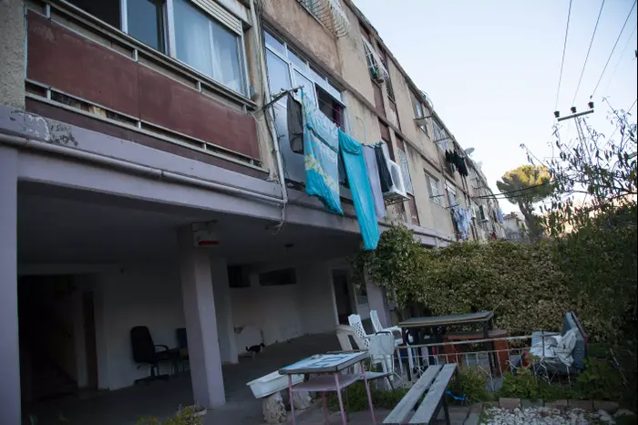 דיור ציבורי (יח"צ , נעם ריבקין פנטון ורן מלמד מתוך התערוכה האינטרנטית "גרים בציבורי") דיור ציבורי (יח"צ , נעם ריבקין פנטון ורן מלמד מתוך התערוכה האינטרנטית "גרים בציבורי")