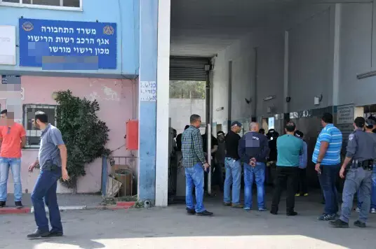 מכון רישוי בוואדי ערה אשר העביר כלי רכב לא תקינים מבחן רישוי תמורת כסף. מרץ 2015 (חטיבת דובר המשטרה)