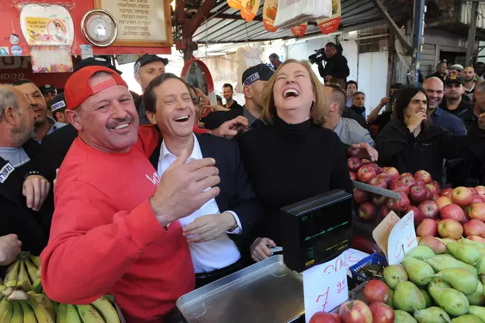 ציפי לבני ויצחק הרצוג בשוק הכרמל, מרץ 2015 (ראובן קסטרו) ציפי לבני ויצחק הרצוג בשוק הכרמל, מרץ 2015 (ראובן קסטרו)