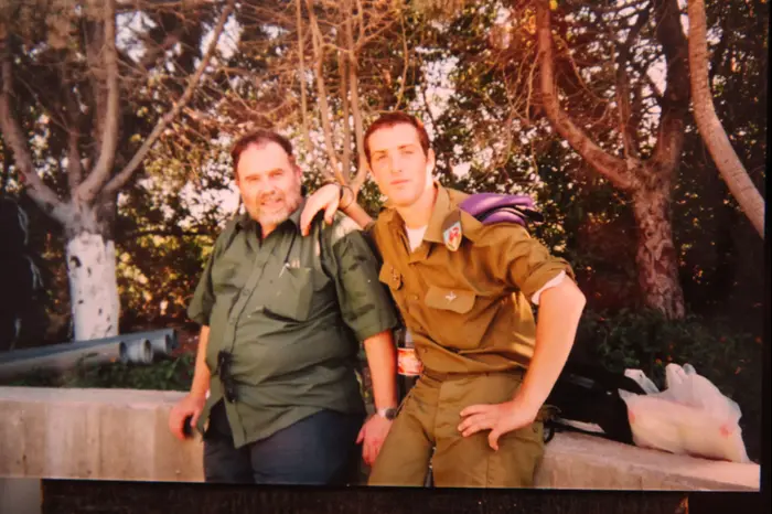 דרור וייס מחדרה, שהתאבד ב-2005 לאחר שחרור מצה"ל, עם אביו יוסי (שלומי גבאי) דרור וייס מחדרה, שהתאבד ב-2005 לאחר שחרור מצה"ל, עם אביו יוסי (שלומי גבאי)