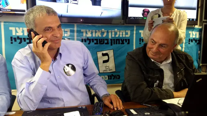 משה כחלון ומועמדי כולנו בסבב טלפונים למתלבטים בלוד. מרץ 2015 (יח"צ , דוברות מפלגת "כולנו")