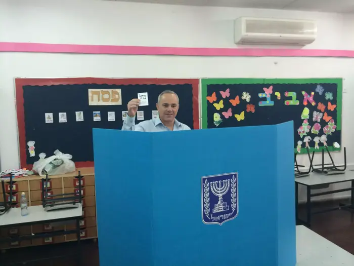 שר המודיעין, ד"ר יובל שטייניץ (ליכוד) מימש את זכותו הדמוקרטית והצביע בקלפי ליד מקום מגוריו מבשרת ציון. 17 במרץ 2015 (יח"צ) שר המודיעין, ד"ר יובל שטייניץ (ליכוד) מימש את זכותו הדמוקרטית והצביע בקלפי ליד מקום מגוריו מבשרת ציון. 17 במרץ 2015 (יח"צ)