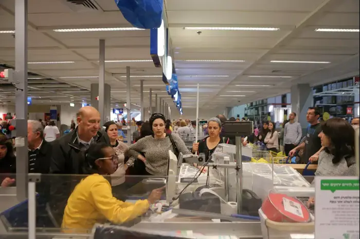 אזרחים מבלים ביום הבחירות באיקאה, 17 במרץ 2015 (דרור עינב)