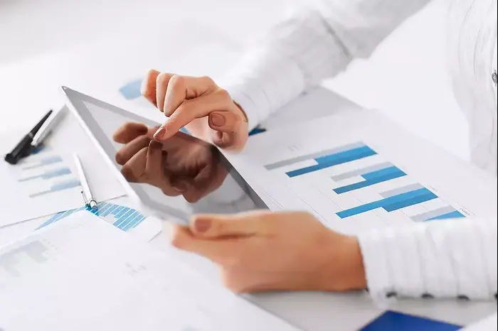 איש עסקים משתמש בטאבלט (ShutterStock) איש עסקים משתמש בטאבלט (ShutterStock)