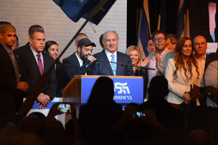 עמיר בניון ותומכי הליכוד בגני התערוכה בהכרזה על התוצאות, 17 במרץ 2015 (ראובן קסטרו) עמיר בניון ותומכי הליכוד בגני התערוכה בהכרזה על התוצאות, 17 במרץ 2015 (ראובן קסטרו)