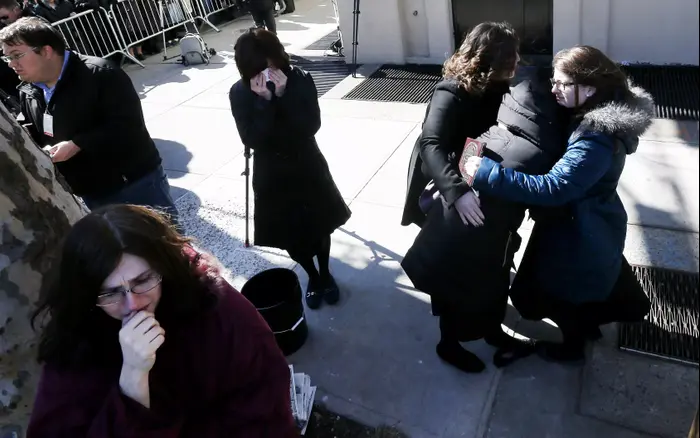 טקס אשכבה לילדי משפחת ששון שנספו בשריפה בברוקלין, מרץ 2015 (AP) טקס אשכבה לילדי משפחת ששון שנספו בשריפה בברוקלין, מרץ 2015 (AP)