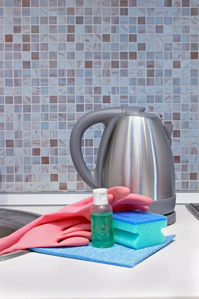 ניקיון קומקום חשמלי (ShutterStock) ניקיון קומקום חשמלי (ShutterStock)