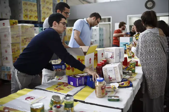 מחסן אריזות מזון של ארגון לתת לקראת ליל הסדר, יבנה. מרץ 2015 (מגד גוזני) מחסן אריזות מזון של ארגון לתת לקראת ליל הסדר, יבנה. מרץ 2015 (מגד גוזני)