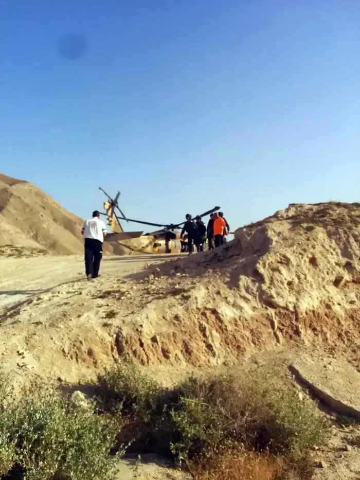 כוחות מד"א ומסוק של 669 בנחל אוג שבצפון מדבר יהודה שהגיעו למקום לפינוי גופת מטייל שנפל, אפריל 2015 (מד"א) כוחות מד"א ומסוק של 669 בנחל אוג שבצפון מדבר יהודה שהגיעו למקום לפינוי גופת מטייל שנפל, אפריל 2015 (מד"א)
