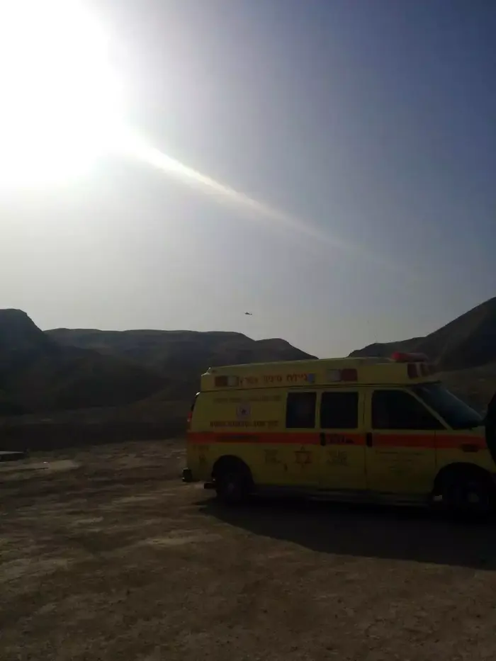 כוחות מד"א ומסוק של 669 בנחל אוג שבצפון מדבר יהודה שהגיעו למקום לפינוי גופת מטייל שנפל, אפריל 2015 (מד"א) כוחות מד"א ומסוק של 669 בנחל אוג שבצפון מדבר יהודה שהגיעו למקום לפינוי גופת מטייל שנפל, אפריל 2015 (מד"א)