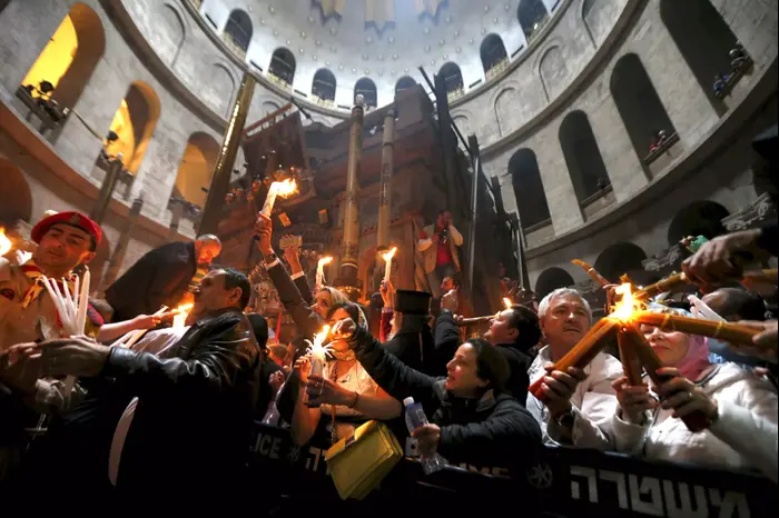 טקס האש הקדושה בכנסיית הקבר בירושלים, אפריל 2015 (רויטרס) טקס האש הקדושה בכנסיית הקבר בירושלים, אפריל 2015 (רויטרס)