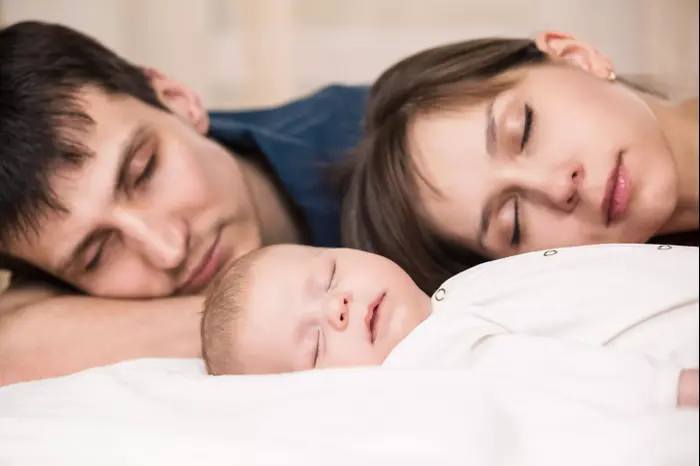 זוג ישן עם תינוק (ShutterStock) זוג ישן עם תינוק (ShutterStock)