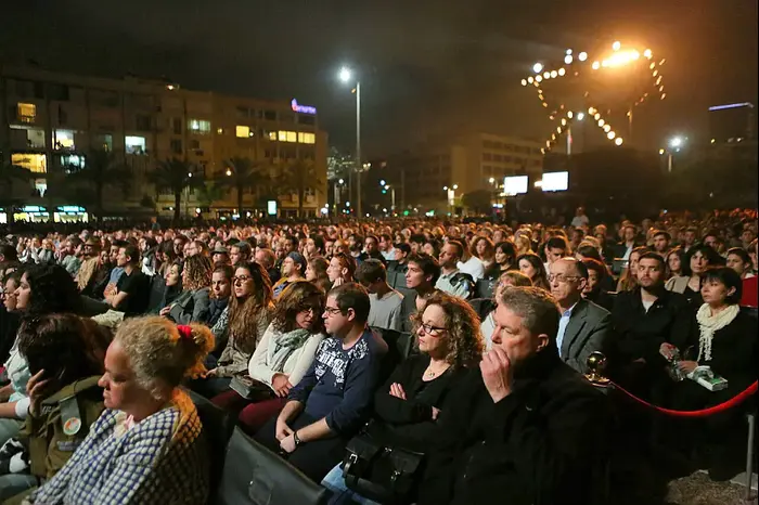 שרים בכיכר רבין, ערב יום הזיכרון. אפריל 2015 (דרור עינב) שרים בכיכר רבין, ערב יום הזיכרון. אפריל 2015 (דרור עינב)