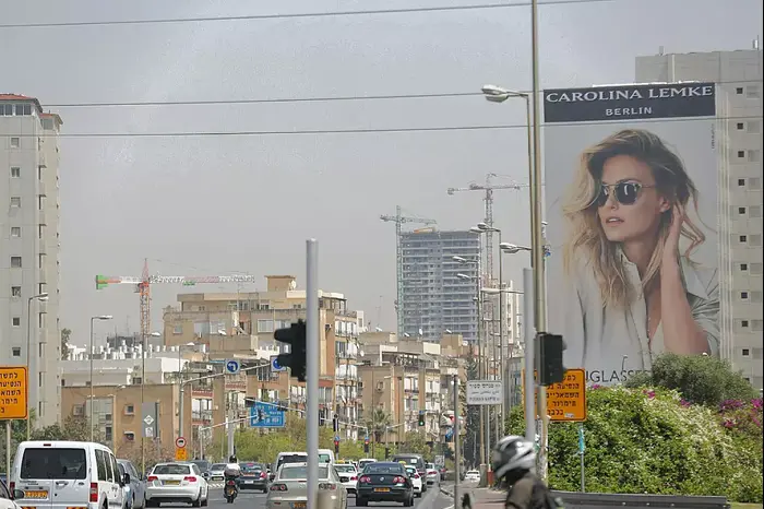 שלטי חוצות של חברת המשקפיים קרולינה למקרה, תל אביב, אפריל 2015 (דרור עינב) שלטי חוצות של חברת המשקפיים קרולינה למקרה, תל אביב, אפריל 2015 (דרור עינב)