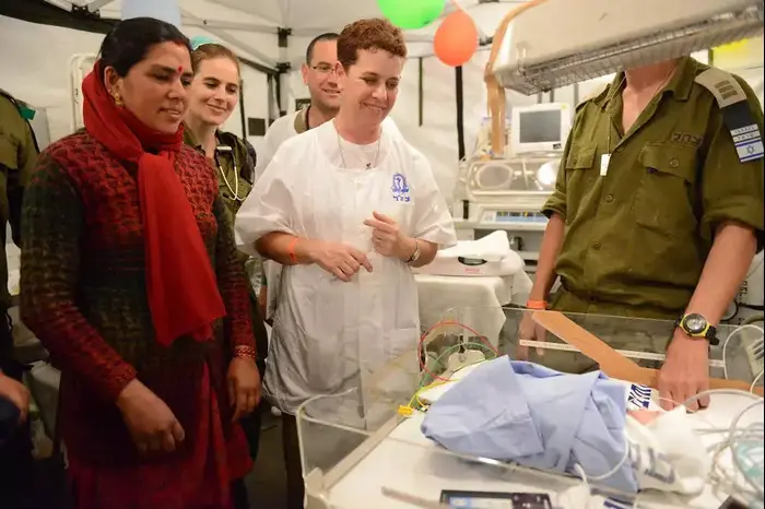 התינוק הראשון שנולד בבית חולים שדה של צה"ל בקטמנדו, נפאל, 29.04.2015 (דובר צה"ל) התינוק הראשון שנולד בבית חולים שדה של צה"ל בקטמנדו, נפאל, 29.04.2015 (דובר צה"ל)
