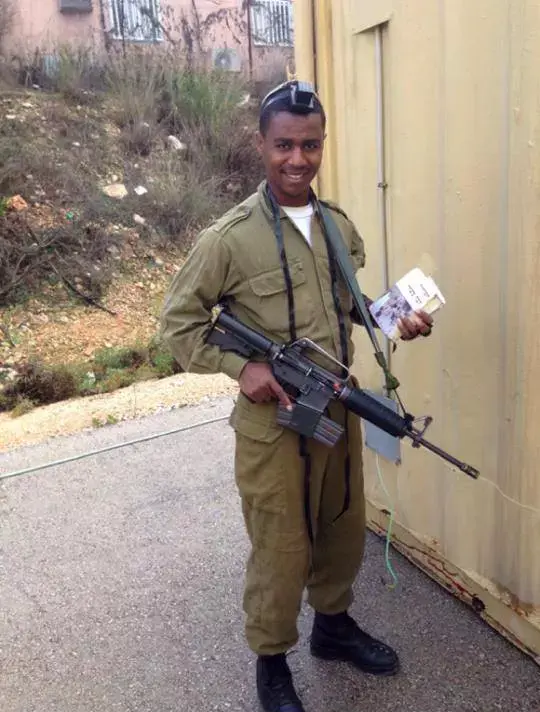 דמאס פיקדה, החייל האתיופי שהותקף על ידי שוטרים ללא סיבה, מאי 2015 (צילום מסך , מתוך פייסבוק) דמאס פיקדה, החייל האתיופי שהותקף על ידי שוטרים ללא סיבה, מאי 2015 (צילום מסך , מתוך פייסבוק)