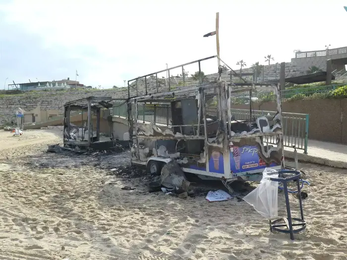 מזנונים שנשרפו במסגרת סיכסוך לכאורה בין ראש עיריית אשקלון איתמר שמעוני לארגון של שלום דומרני, מאי 2015 (יח"צ , דוברות עירית אשקלון) מזנונים שנשרפו במסגרת סיכסוך לכאורה בין ראש עיריית אשקלון איתמר שמעוני לארגון של שלום דומרני, מאי 2015 (יח"צ , דוברות עירית אשקלון)
