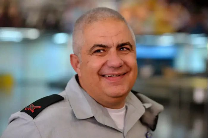 דובר צה"ל, מוטי אלמוז, מקבל את פני משלחת הסיוע של צה"ל ששבה מנפאל, מרי 2015 (ניב אהרונסון) דובר צה"ל, מוטי אלמוז, מקבל את פני משלחת הסיוע של צה"ל ששבה מנפאל, מרי 2015 (ניב אהרונסון)