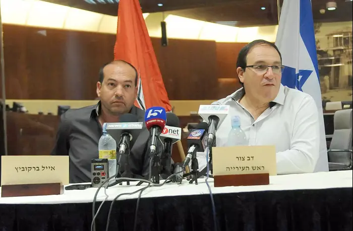 איל ברקוביץ', הפועל ראשון לציון, לצד דב צור, ראש עיריית ראשון לציון (ברני ארדוב) איל ברקוביץ', הפועל ראשון לציון, לצד דב צור, ראש עיריית ראשון לציון (ברני ארדוב)