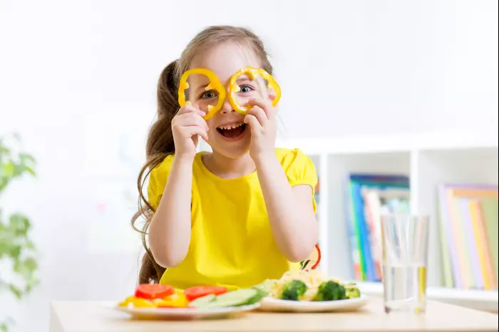ילדה אוכלת (ShutterStock)