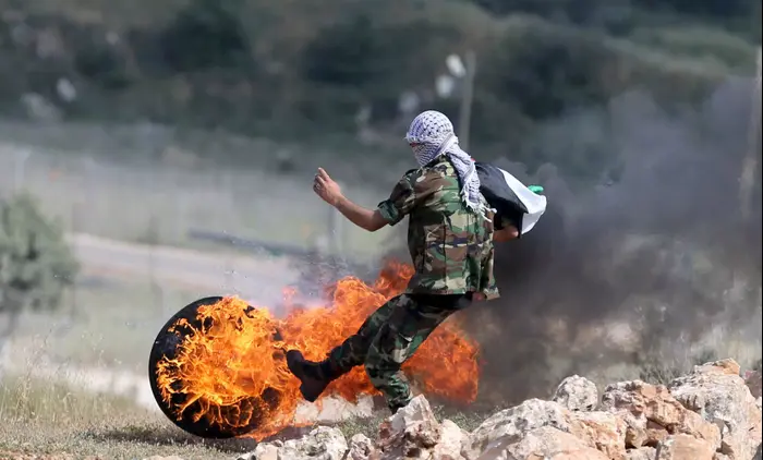 פלסטיני מפגין במהלך אירועי יום הנכבה באזור כלא עופר, מאי 2015 (רויטרס) פלסטיני מפגין במהלך אירועי יום הנכבה באזור כלא עופר, מאי 2015 (רויטרס)