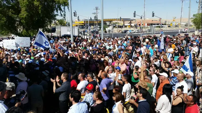 הפגנה בדימונה, מאי 2015 (שי מכלוף) הפגנה בדימונה, מאי 2015 (שי מכלוף)