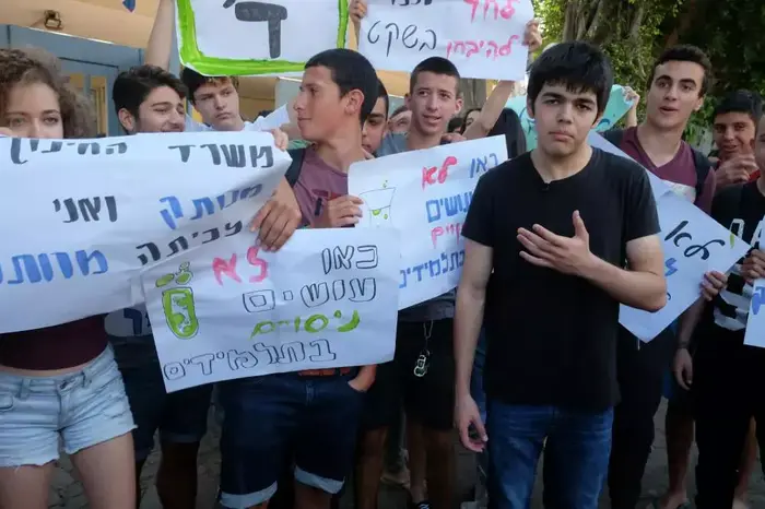 הפגנת תלמידים נגד שיטת הבגרויות החדשה, עירוני ד' תל אביב, מאי 2015 (יותם רונן) הפגנת תלמידים נגד שיטת הבגרויות החדשה, עירוני ד' תל אביב, מאי 2015 (יותם רונן)