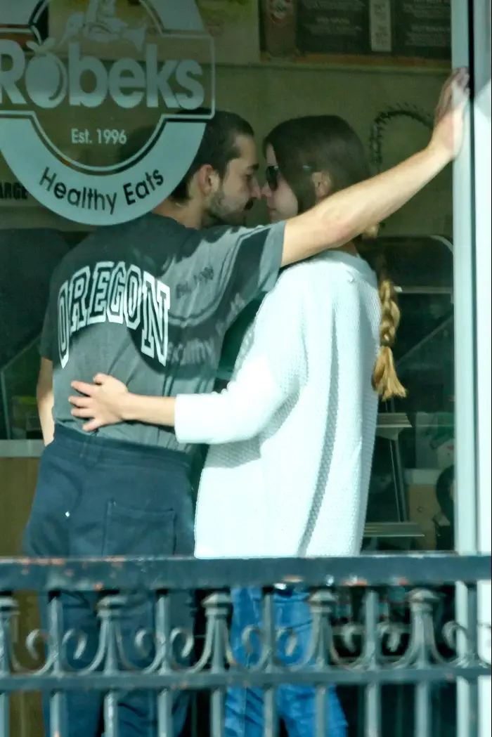 שיה לה באף וארוסתו מאיה גוט (ספלאש)