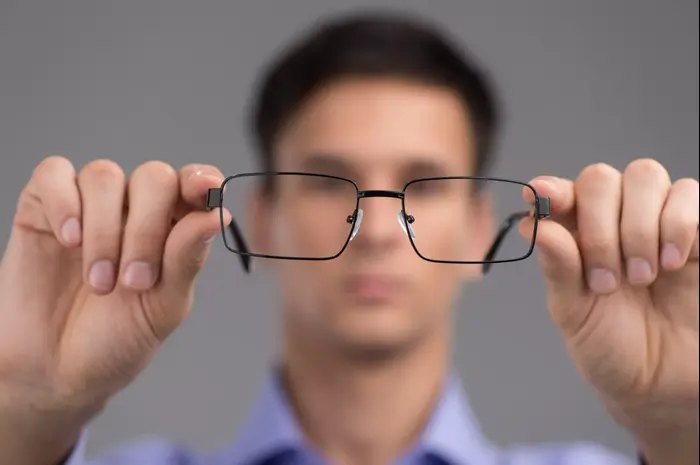 גבר רואה מטושטש (ShutterStock)